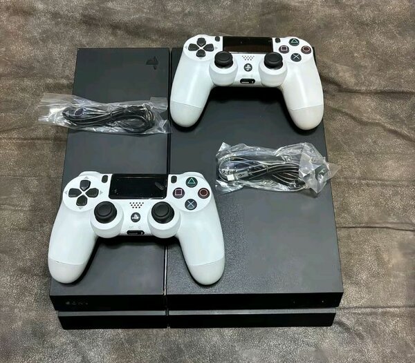 Console PS4 avec manette