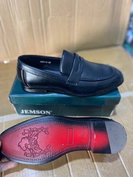 Mocassins en cuir noir élégants