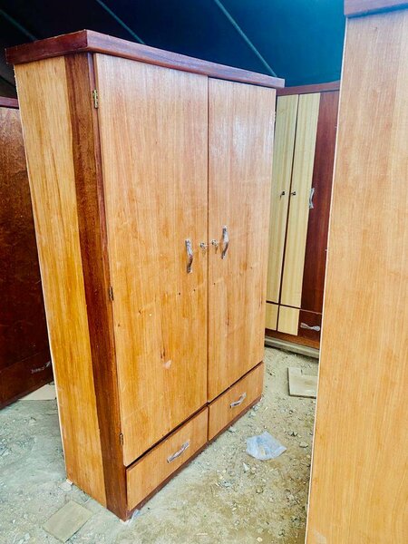Armoire en bois double porte