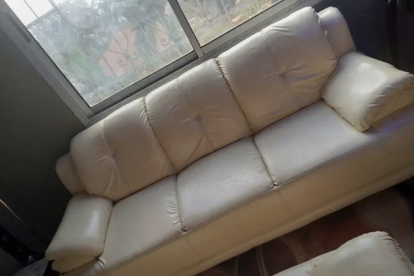 Canapé en cuir beige élégant
