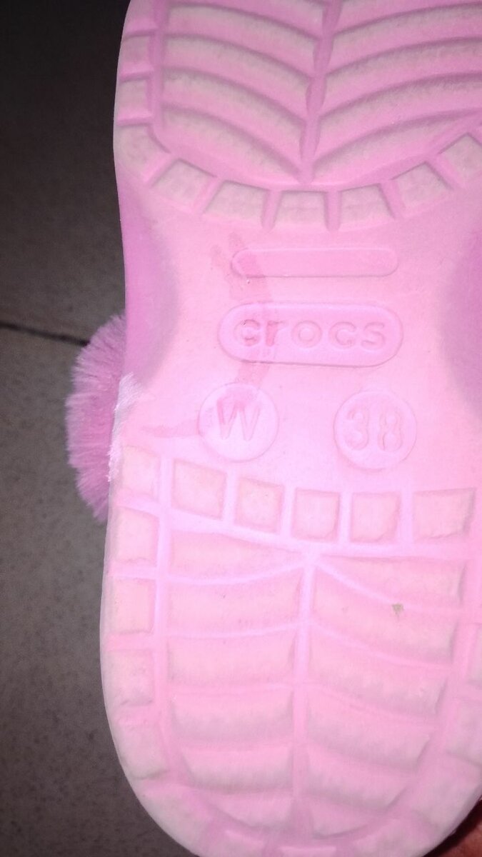 Crocs roses avec décorations