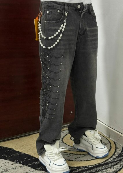 Jeans tendance avec chaîne décorative