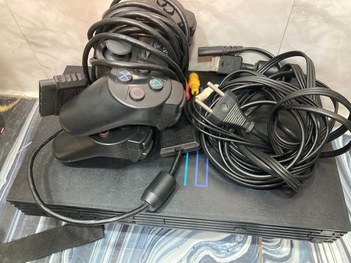 PlayStation 2 avec manette et câbles