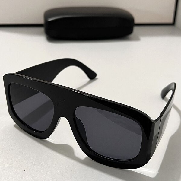 Lunettes de soleil carrées noires