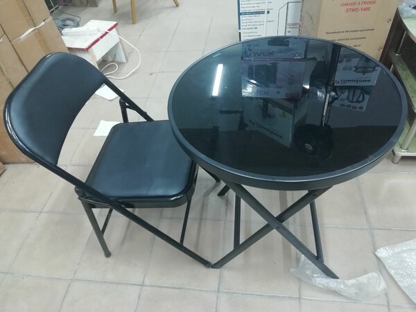 Table et une chaise noir