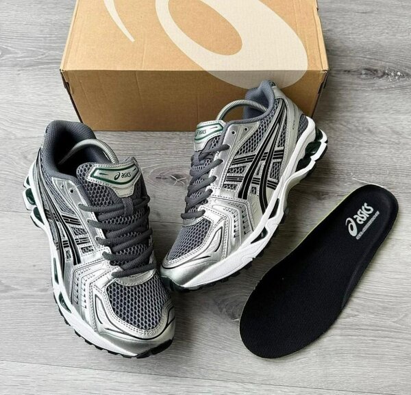 Chaussures de sport Asics gris et blanc