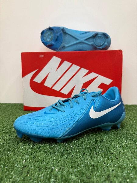 Chaussures de foot Adidas et Nike