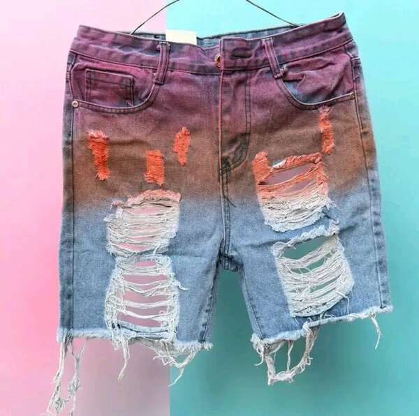Short en jeans déchiré et décoloré