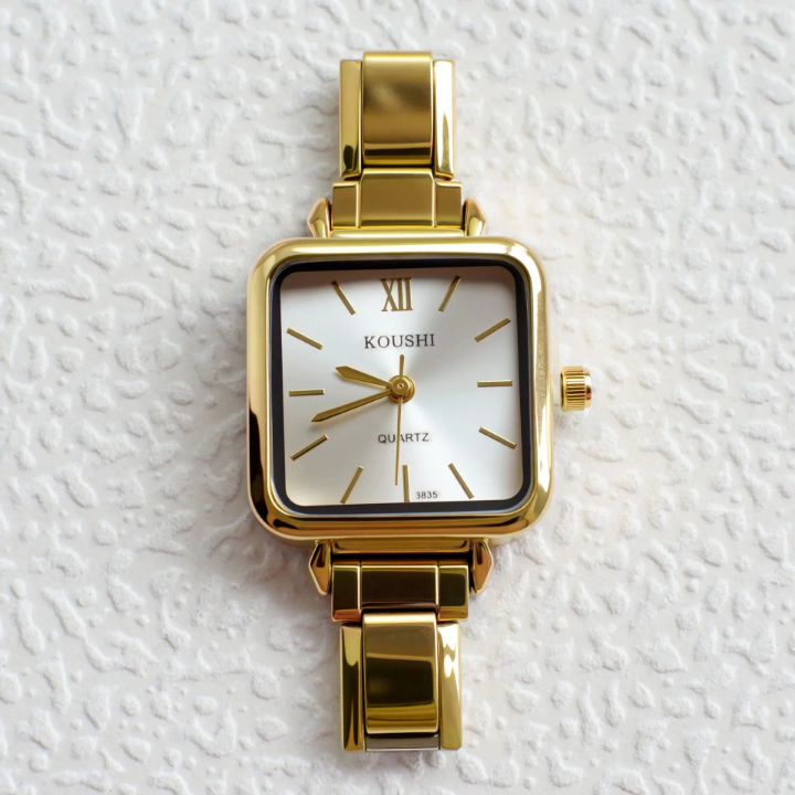 Montre carré dorée élégante