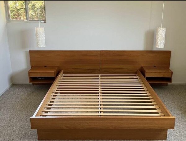 Lit double en bois moderne