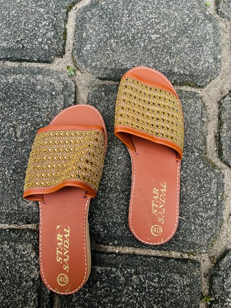 Sandales dorées glamour