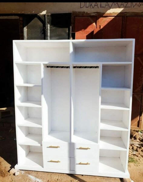 Armoire blanche moderne avec étagères