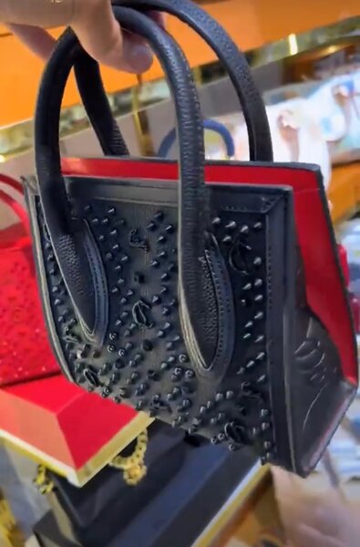 Sac à main clouté élégant