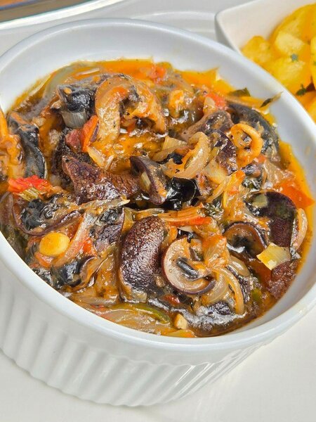 Escargot sauté avec Attiéké