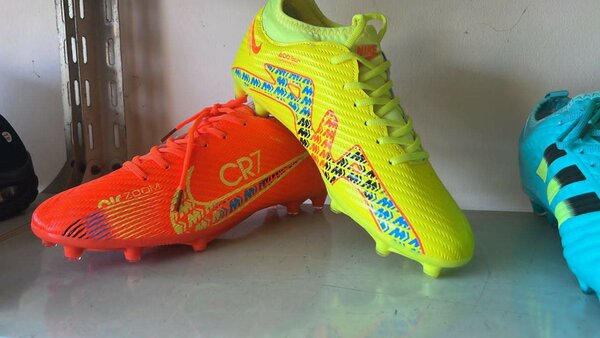 Chaussures de Foot CR7 Colorées