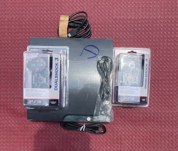 PS3 slim + 20 jeux + 2manettes