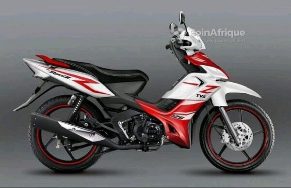 Moto TVS rouge et blanc