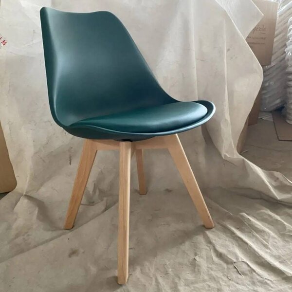 Chaise design en plastique et bois
