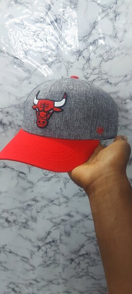 Casquette grise et rouge sport
