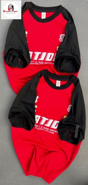 T-shirt rouge et noir tendance