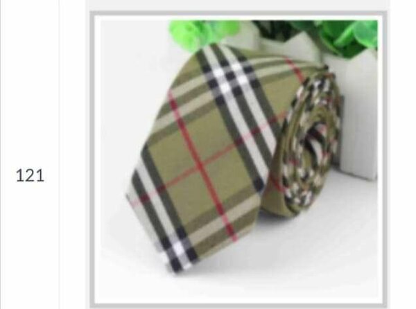 Cravate élégante à carreaux