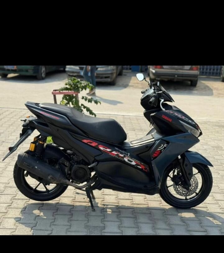 Scooter Yamaha noir Aerox