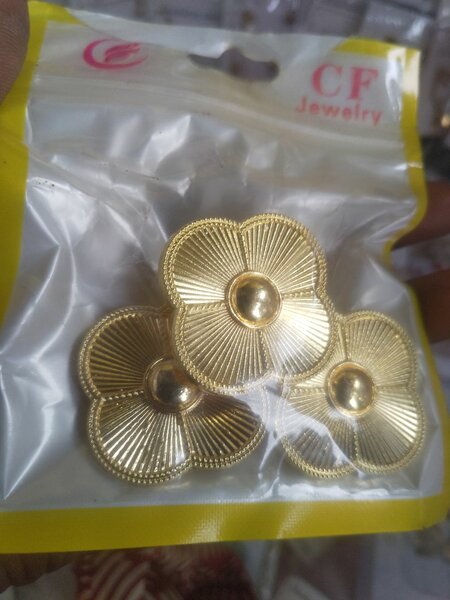 Boucles d'oreilles et bague.