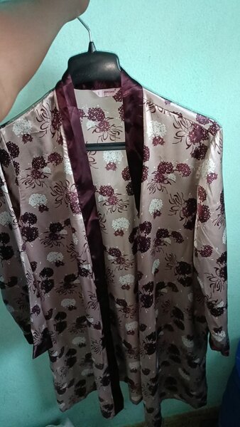 Kimono en satin fleuri