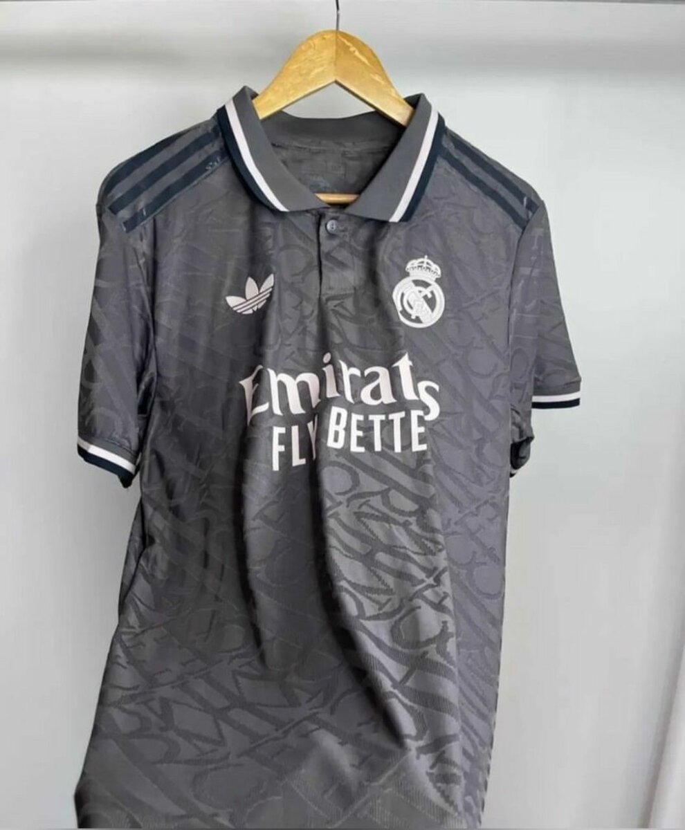 Maillot Réal Madrid écussons en broderie version supporter