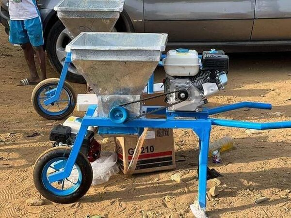 BROYEUR DE MANIOC AVEC MOTEUR