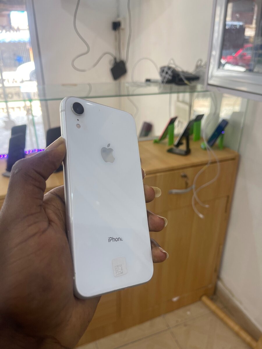 iPhone Xr 64 gig bh100% white