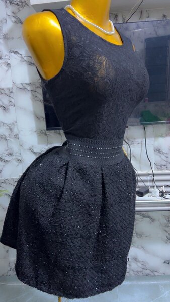 Robe noire élégante en dentelle