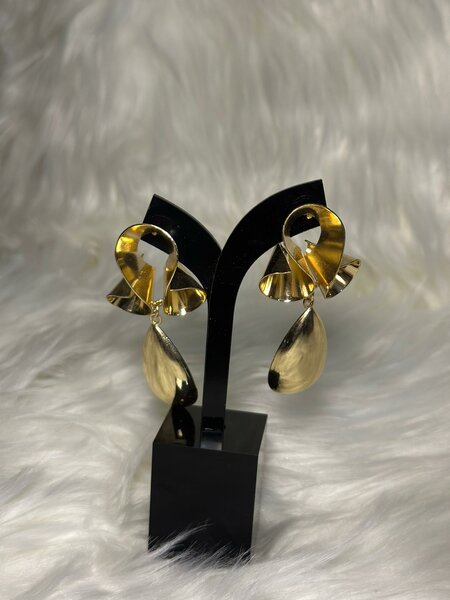 Boucles d'oreilles dorées modernes