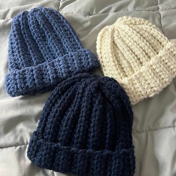Bonnets en laine tricotés à la main