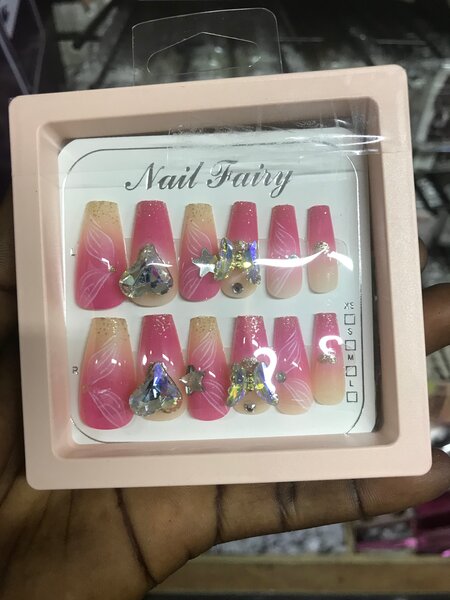 Ongles Faux Art Design Rose