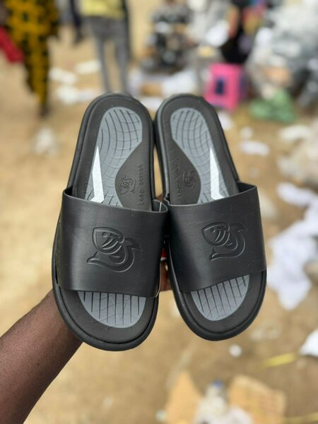 Claquettes noires unisexes confortables