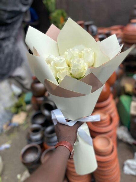 Bouquet de fleurs avec rose bl