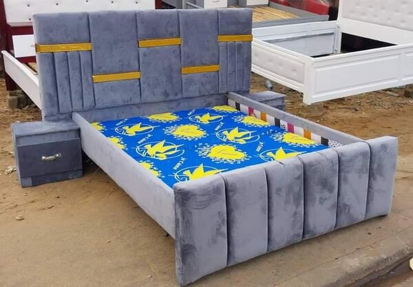 Lit double en velours luxueux