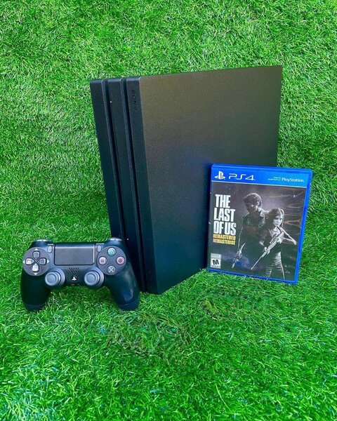 Console PlayStation 4 noire avec manette et jeu