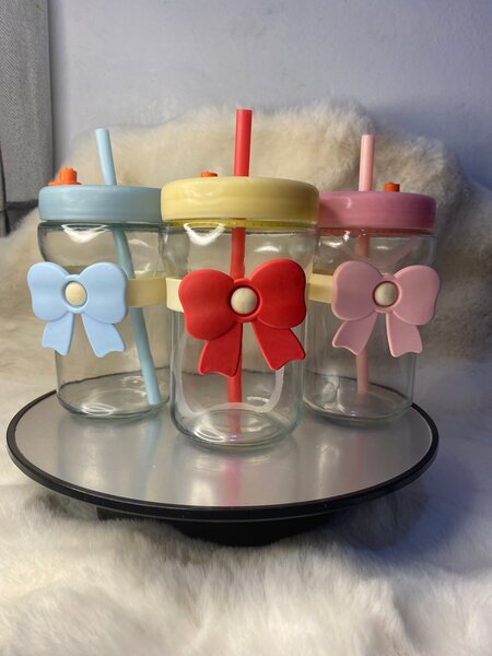 Verres mignons avec pailles