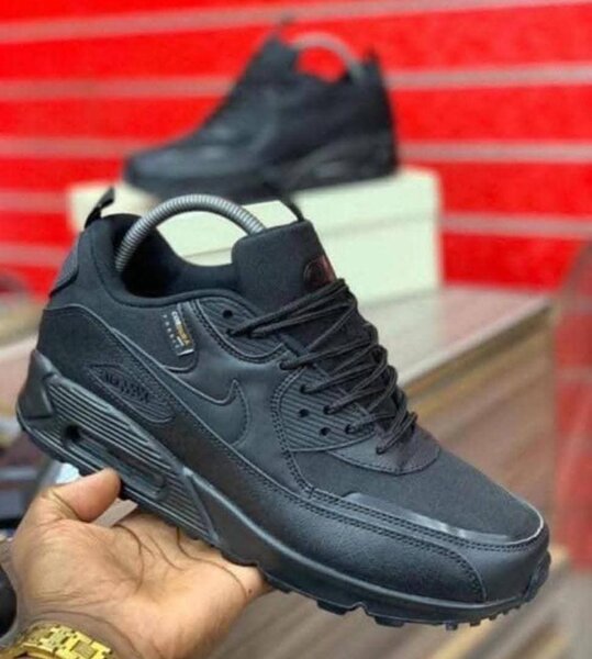 Baskets noires homme modernes