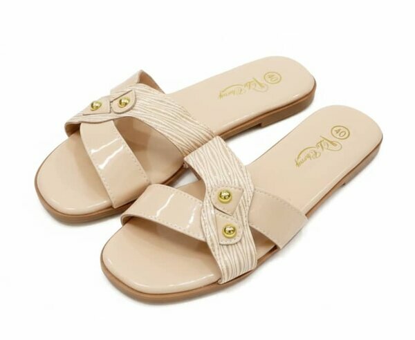 Sandales beiges boutons