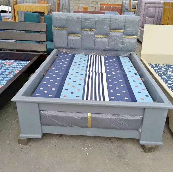 Lit double avec matelas et tête de lit