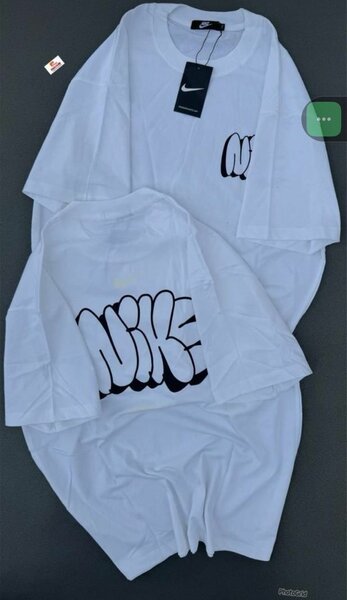 T-shirt graphique moderne