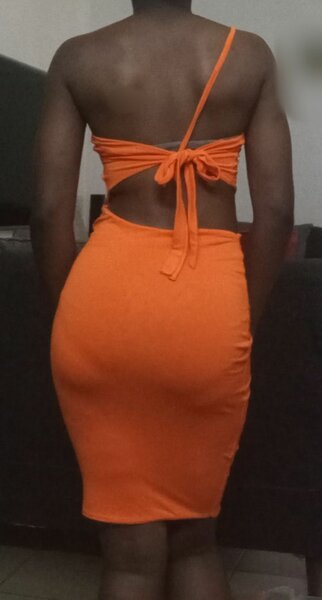 Robe orange asymétrique
