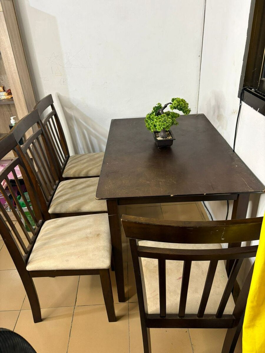 Table à manger avec chaises en bois