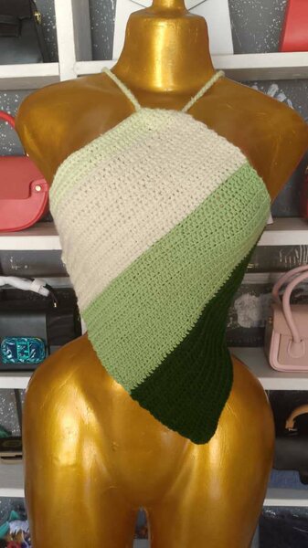 Haut crochet asymétrique