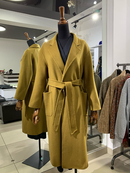 Аялдардын чапаны-халат, узун, кычы түстүү, кур менен, классикалык жарашык