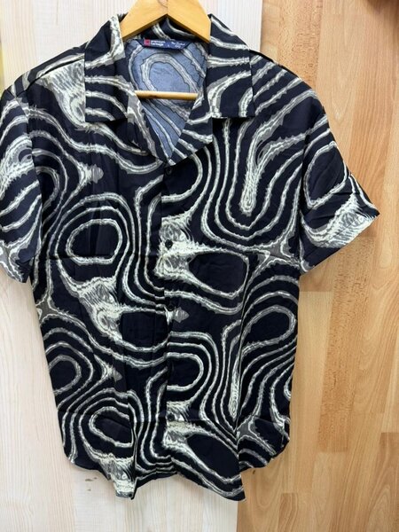 Chemise à motifs abstraits