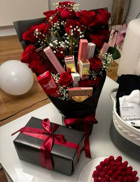 Bouquet de roses rouges avec chocolats